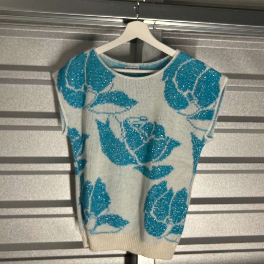 VINTAGE Sleeveless Knit Top Womens Blue White Floral Shiny Metallic Retro Chic
